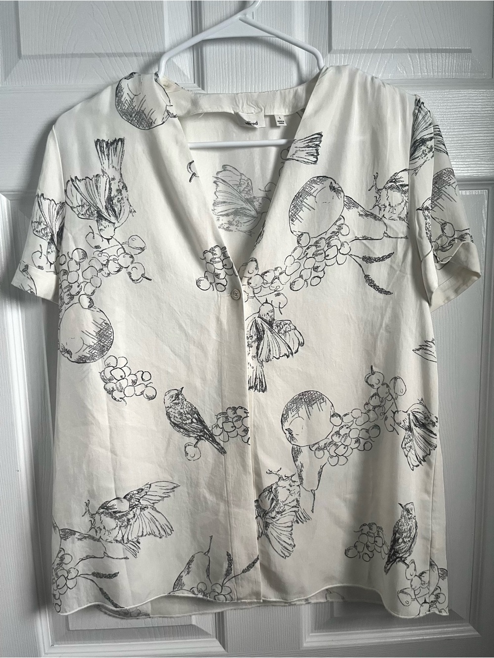 Aritzia Wilfred Bird and Fruit Print Short Sleeve Blouse Small Graphic V-Neck